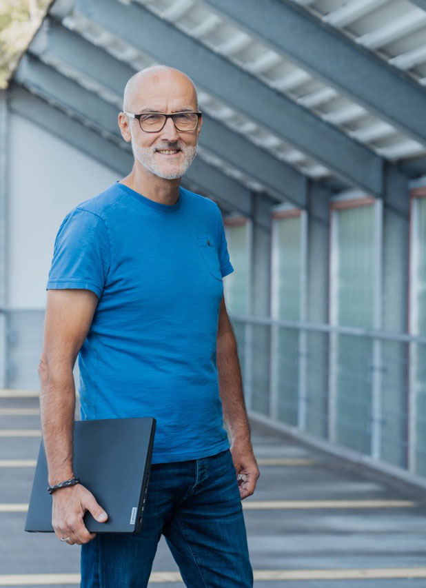 Gerald_Gasperl_Startitup_IT_Unternehmen-Salzburg_Gerald-mit-Laptop