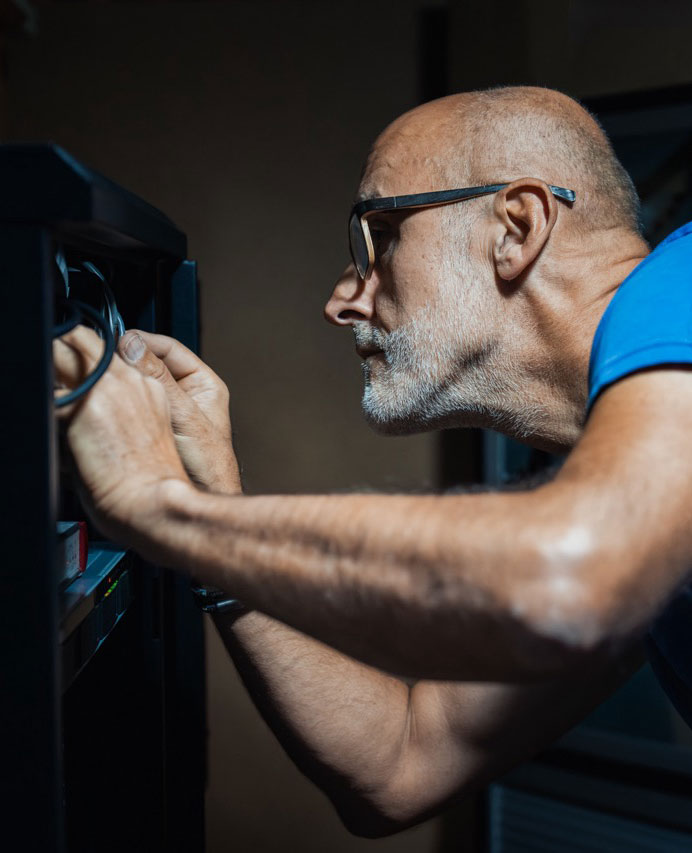 Gerald_Gasperl_Startitup_IT_Unternehmen_IT-Betreuung_Salzburg_Arbeit-am-Server