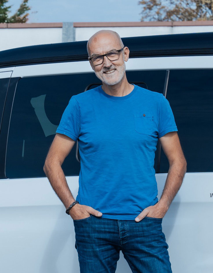 Gerald_Gasperl_Startitup_IT_Unternehmen_Gerald-Portrait-vor-Auto