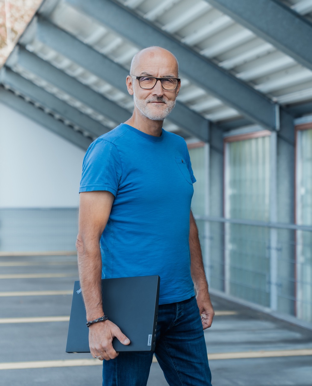 Gerald_Gasperl_Startitup_IT_Unternehmen_Portrait_mit_Laptop